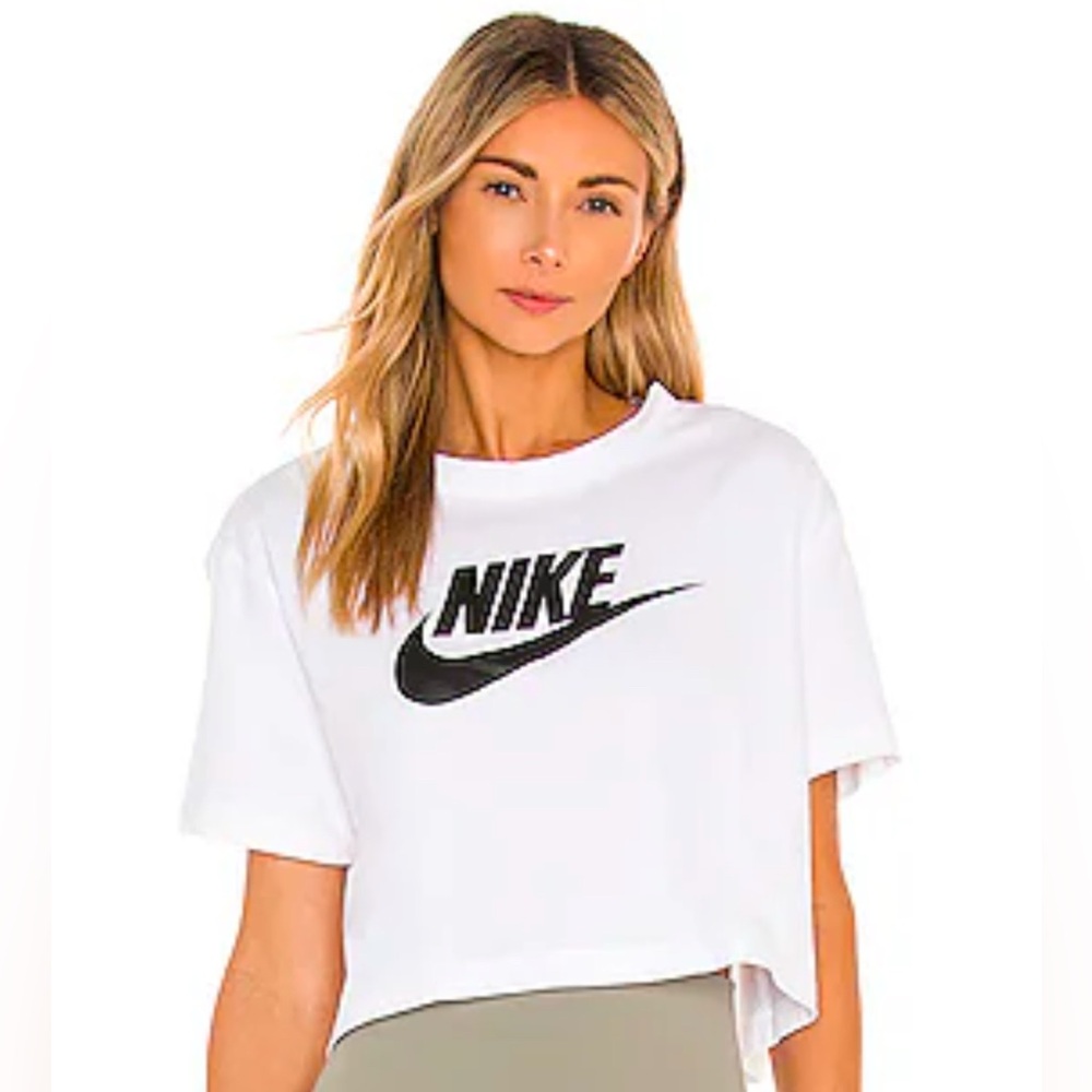 NSW ESSENTIAL CROP TEE IN WHITE
Nike
Color: White
Size: S
